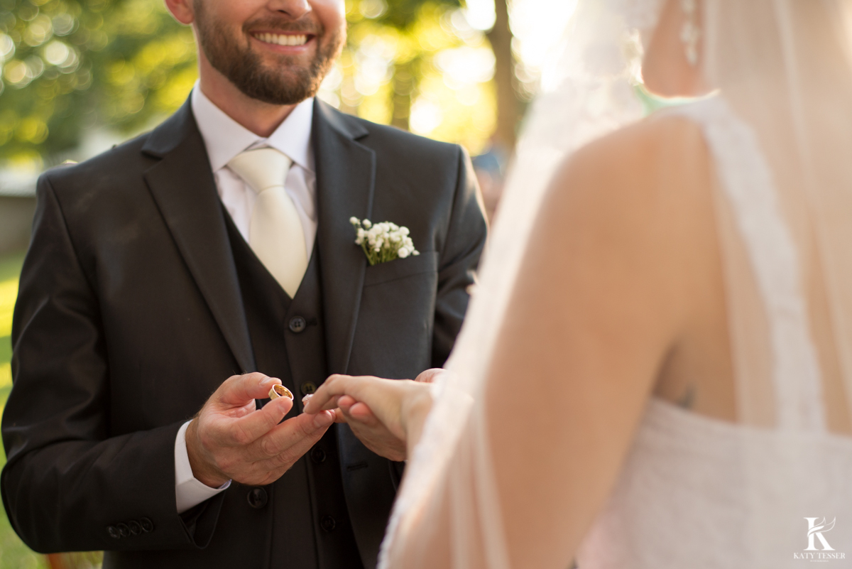 Casamento ao ar livre de dia na cabana manhare em Francisco beltrao parana de Ademir ana Paula as fotos de katy tesser fotografo na troca das alianças