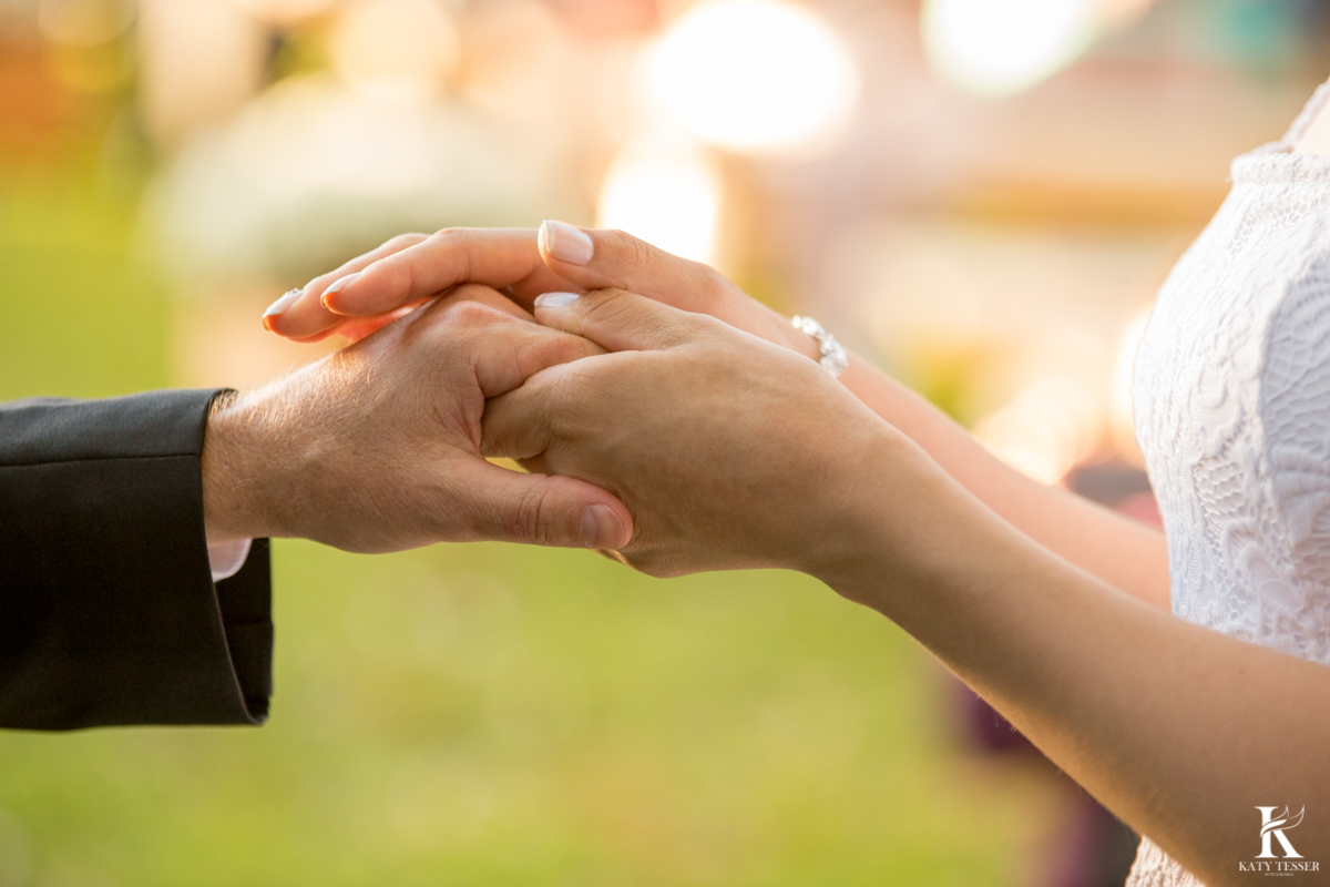Casamento ao ar livre de dia na cabana manhare em Francisco beltrao parana de Ademir ana Paula as fotos de katy tesser fotografo na troca das alianças