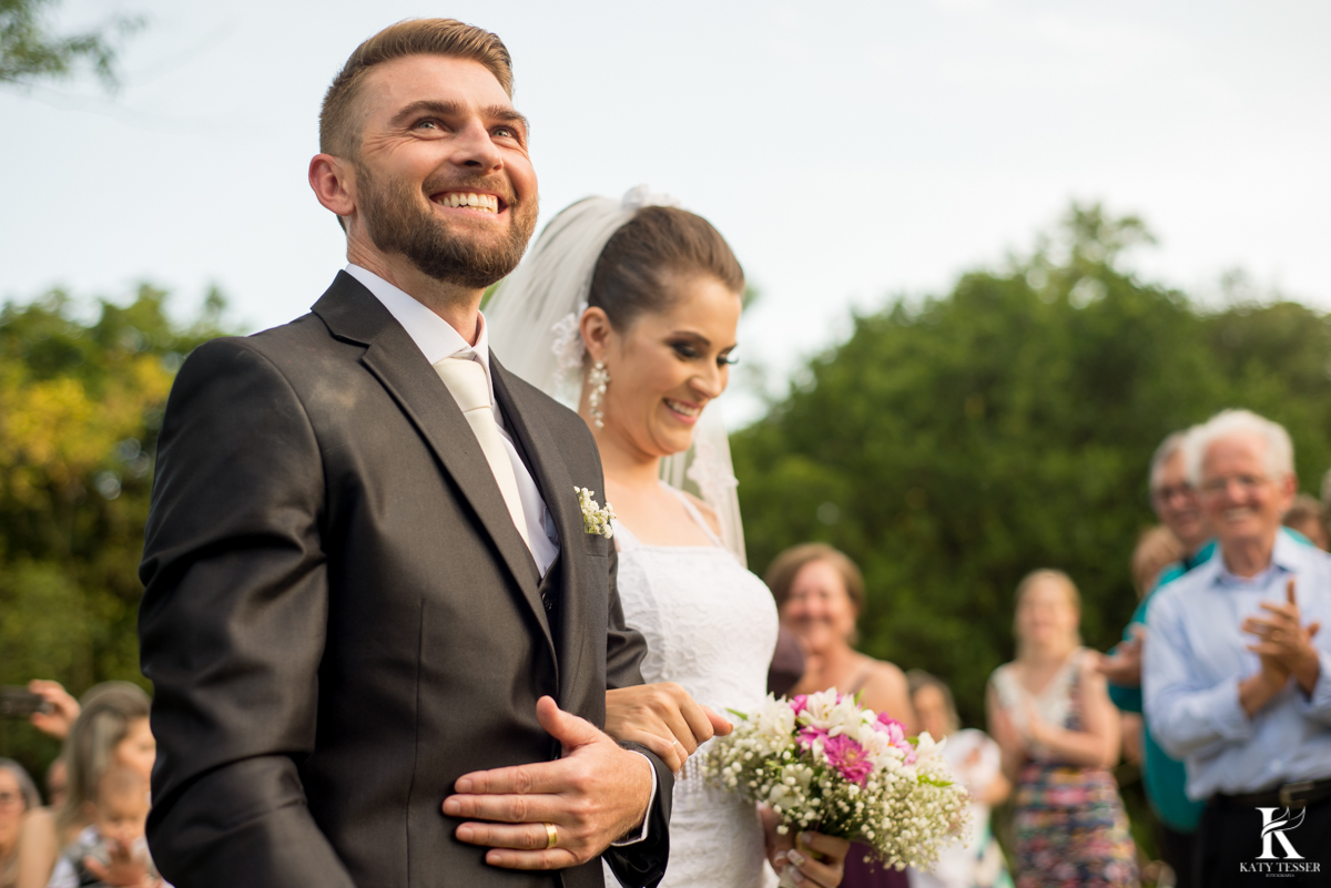 Casamento ao ar livre de dia na cabana manhare em Francisco beltrao parana de Ademir ana Paula as fotos de katy tesser fotografo na saida dos noivos