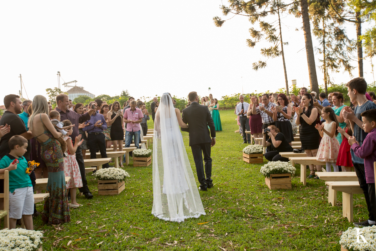 Casamento ao ar livre de dia na cabana manhare em Francisco beltrao parana de Ademir ana Paula as fotos de katy tesser fotografo na saida dos noivos