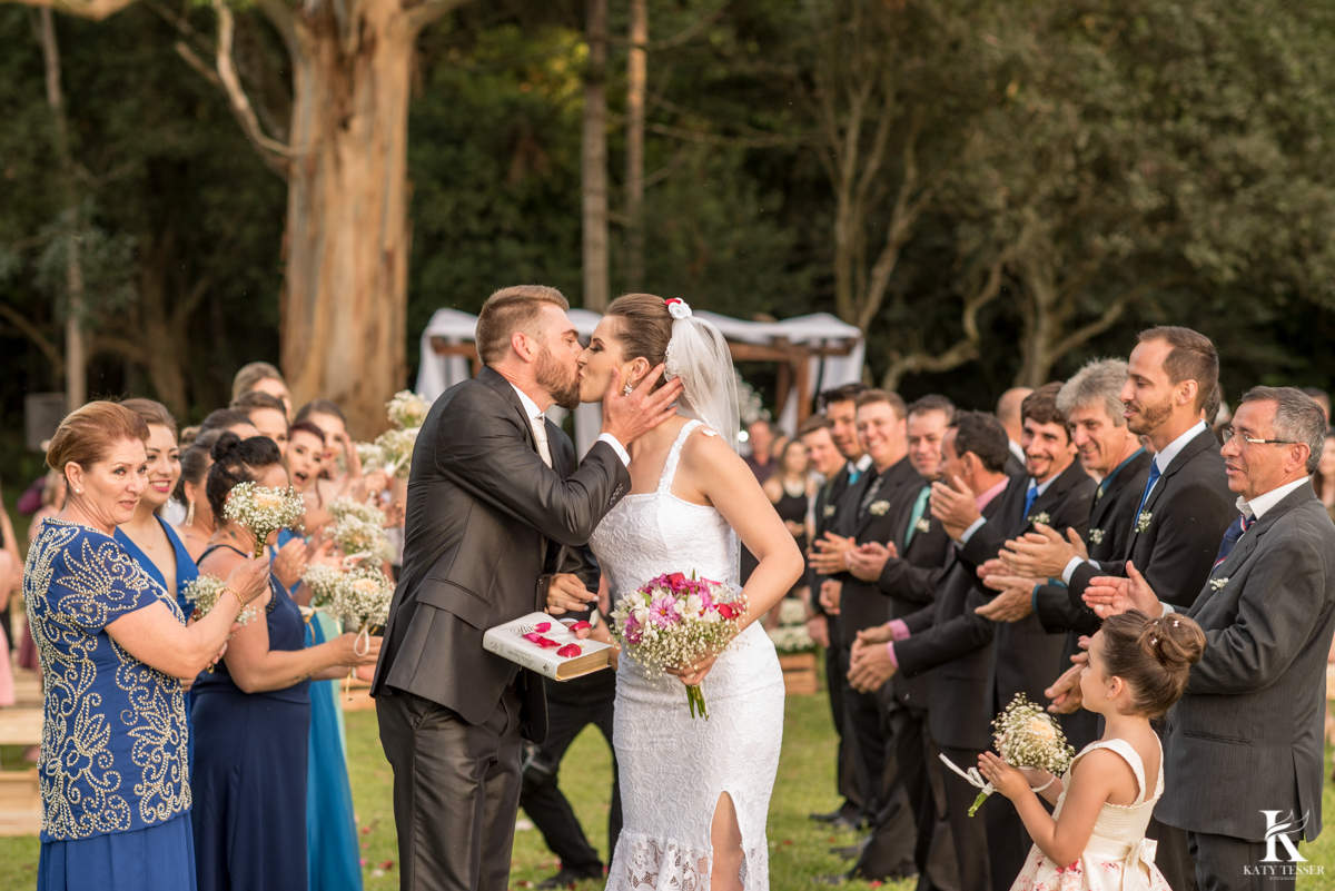 Casamento ao ar livre de dia na cabana manhare em Francisco beltrao parana de Ademir ana Paula as fotos de katy tesser fotografo na saida dos noivos com os padrinhos