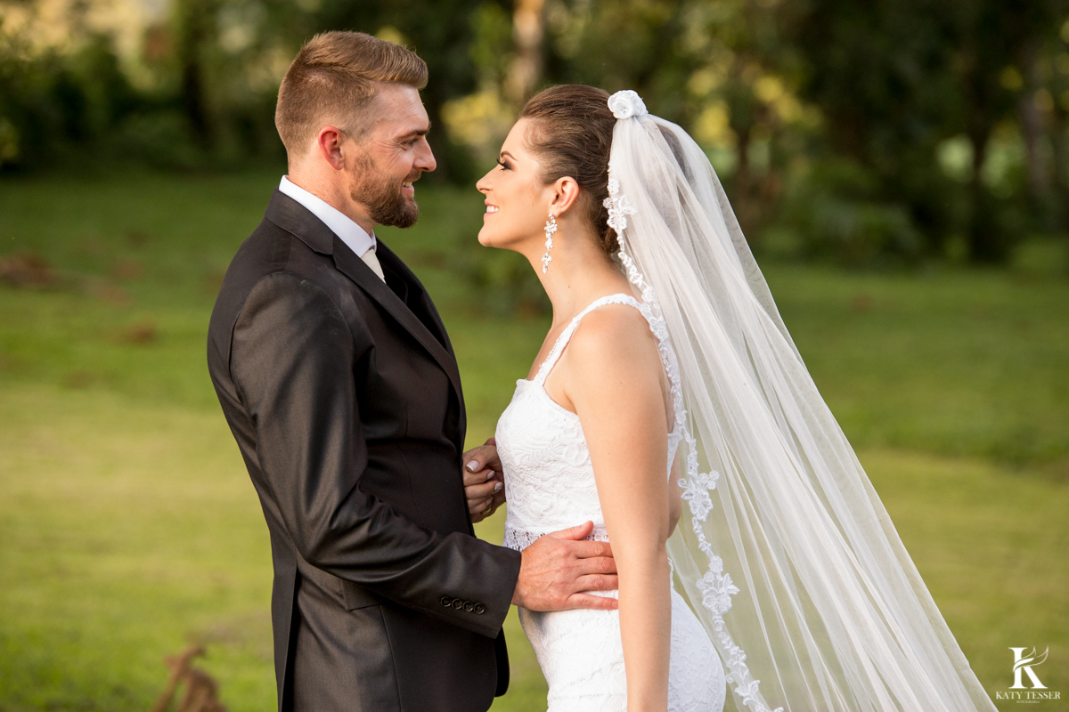Casamento ao ar livre de dia na cabana manhare em Francisco beltrao parana de Ademir ana Paula as fotos de katy tesser fotografo na sessão de fotos dos noivos