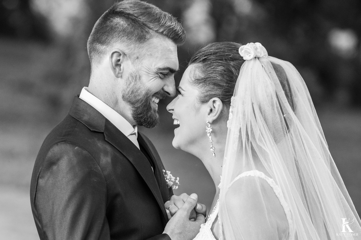Casamento ao ar livre de dia na cabana manhare em Francisco beltrao parana de Ademir ana Paula as fotos de katy tesser fotografo na sessão de fotos dos noivos