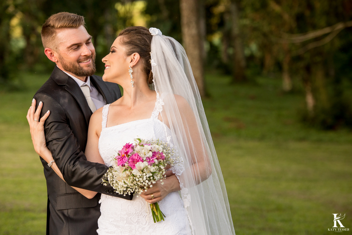 Casamento ao ar livre de dia na cabana manhare em Francisco beltrao parana de Ademir ana Paula as fotos de katy tesser fotografo na sessão de fotos dos noivos
