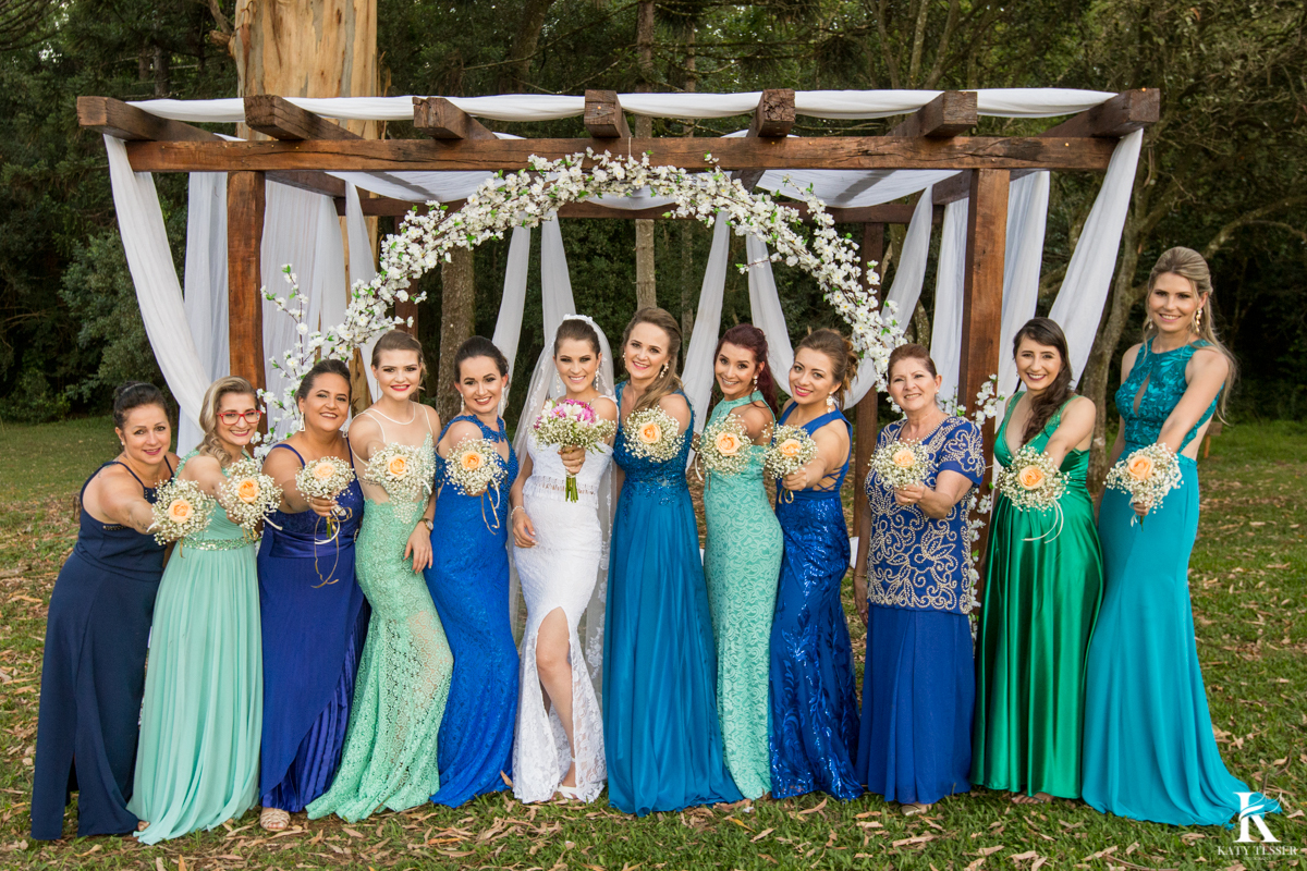 Casamento ao ar livre de dia na cabana manhare em Francisco beltrao parana de Ademir ana Paula as fotos de katy tesser fotografo fotos com as madrinhas de azul e verde