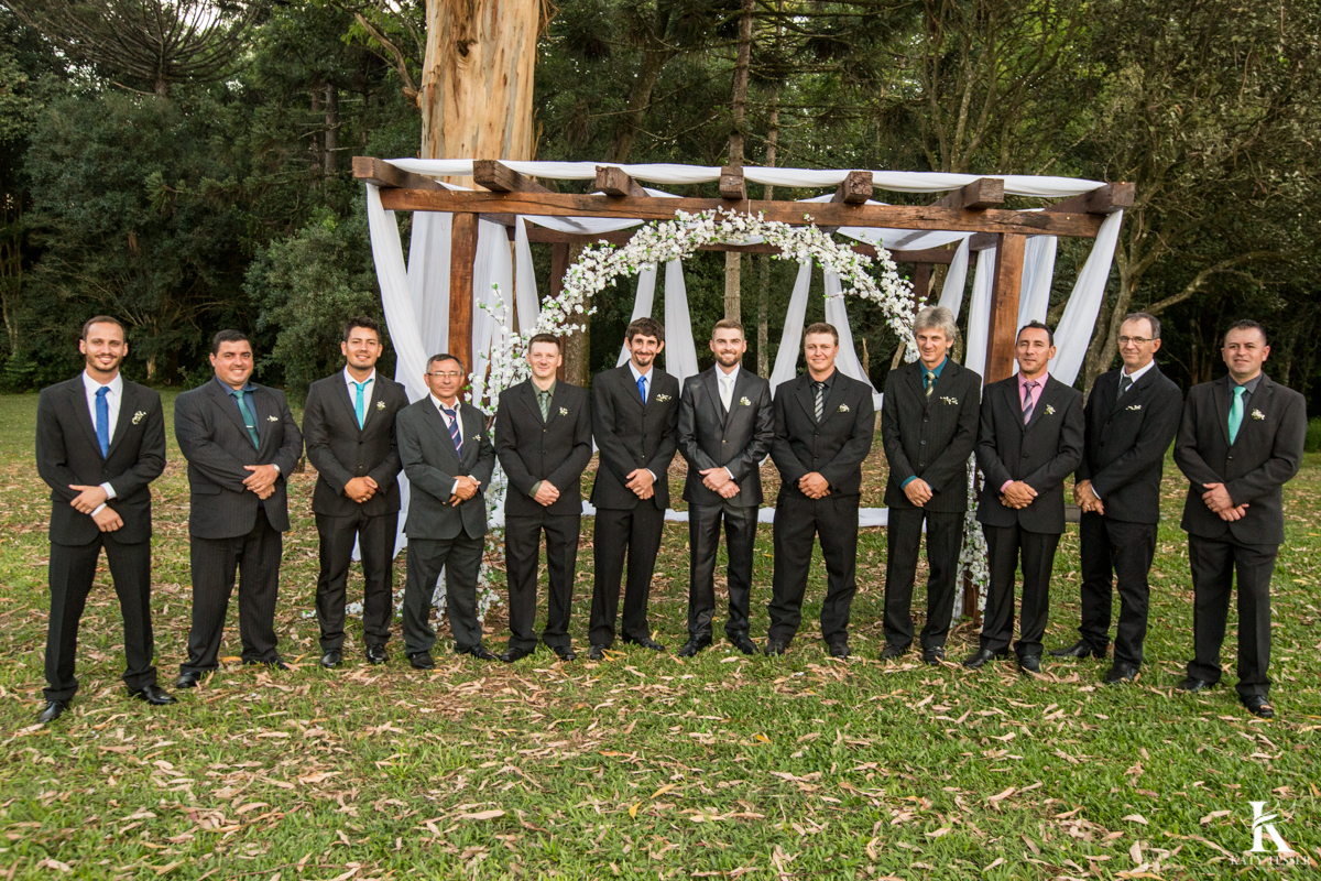 Casamento ao ar livre de dia na cabana manhare em Francisco beltrao parana de Ademir ana Paula as fotos de katy tesser fotografo as fotos dos padrinhos de terno com o noivo
