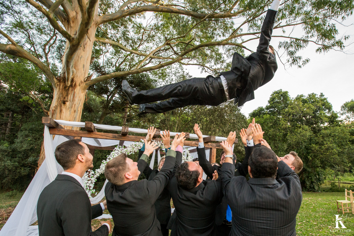 Casamento ao ar livre de dia na cabana manhare em Francisco beltrao parana de Ademir ana Paula as fotos de katy tesser fotografoos padrinhos jogando o noivo pro alto
