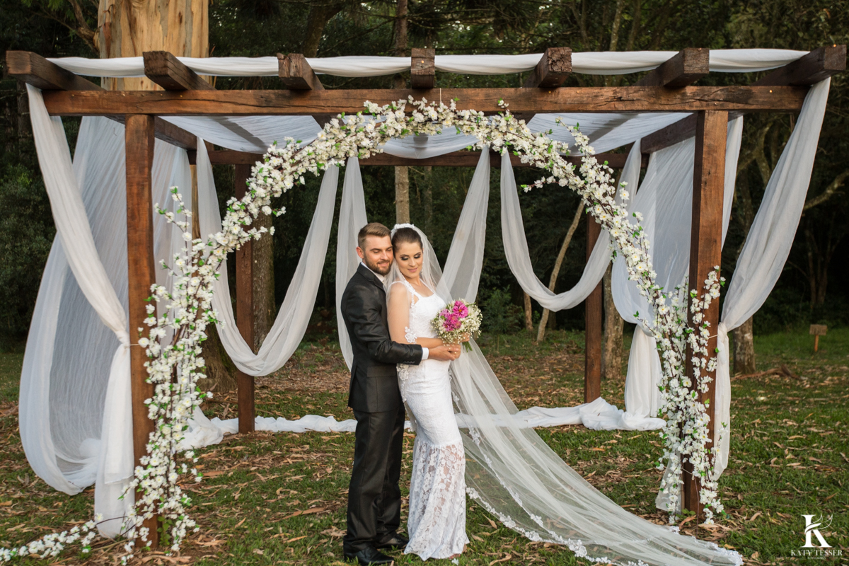 Casamento ao ar livre de dia na cabana manhare em Francisco beltrao parana de Ademir ana Paula as fotos de katy tesser fotografo sessão de fotos do casal no pergolado com flores
