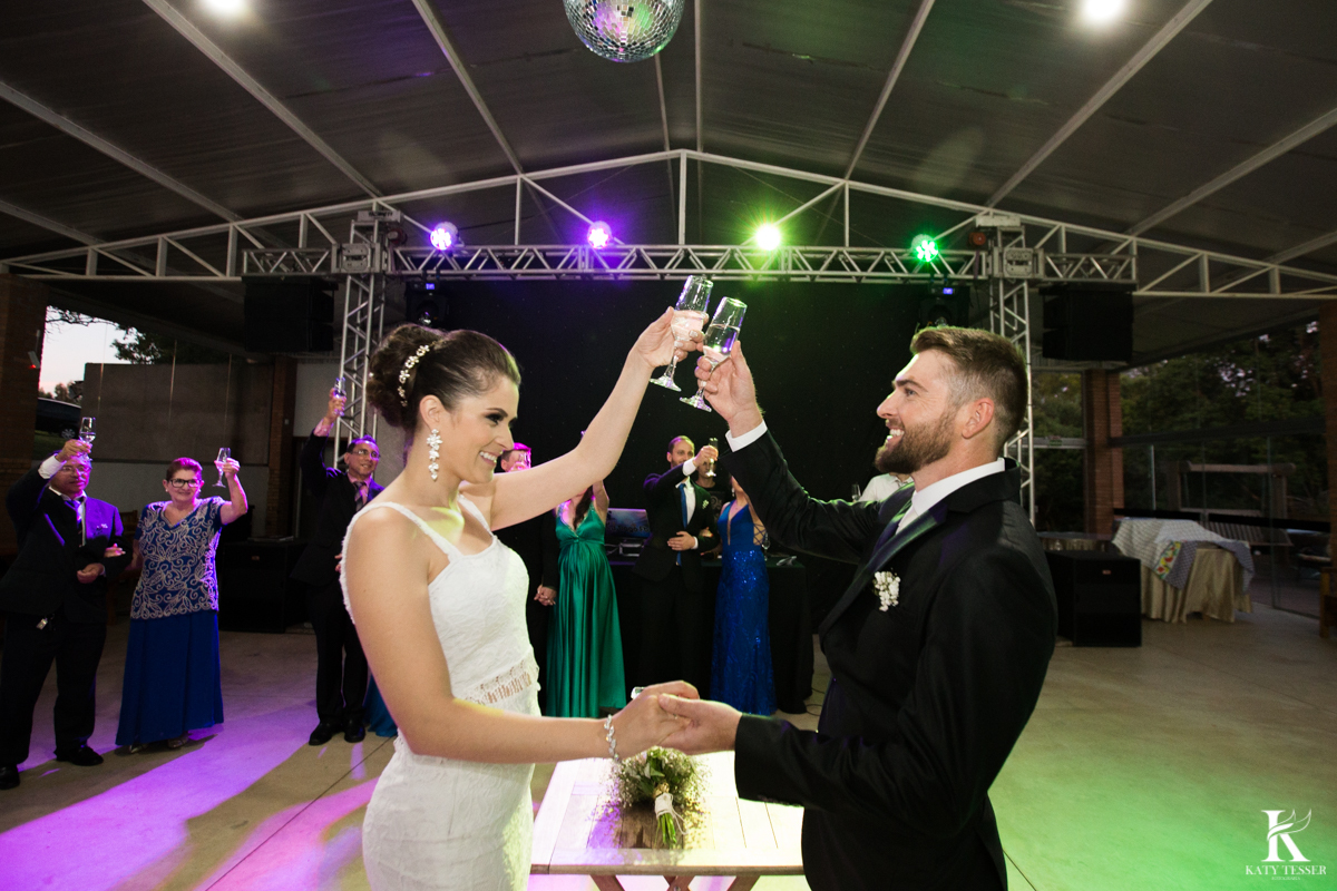 Casamento ao ar livre de dia na cabana manhare em Francisco beltrao parana de Ademir ana Paula as fotos de katy tesser fotografo no brinde e corte do bolo dos noivos