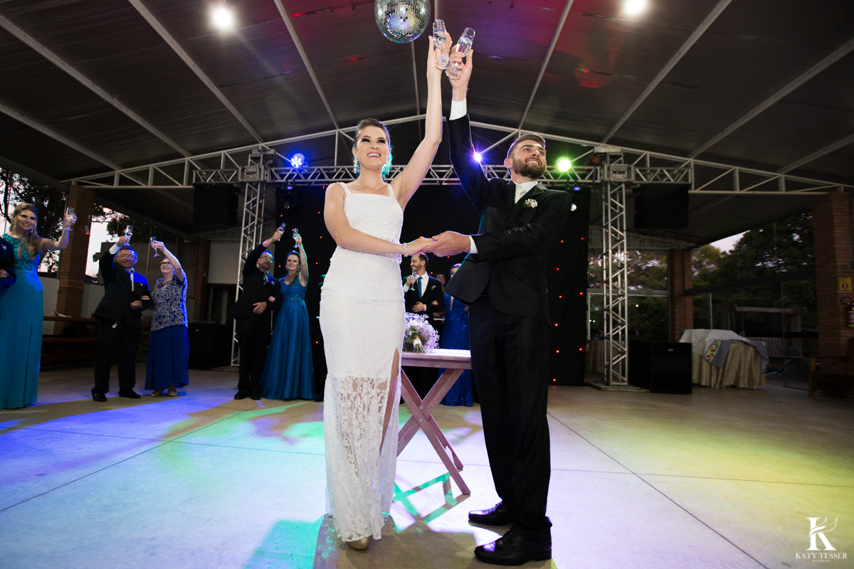 Casamento ao ar livre de dia na cabana manhare em Francisco beltrao parana de Ademir ana Paula as fotos de katy tesser fotografo no brinde e no corte do bolo de casamento