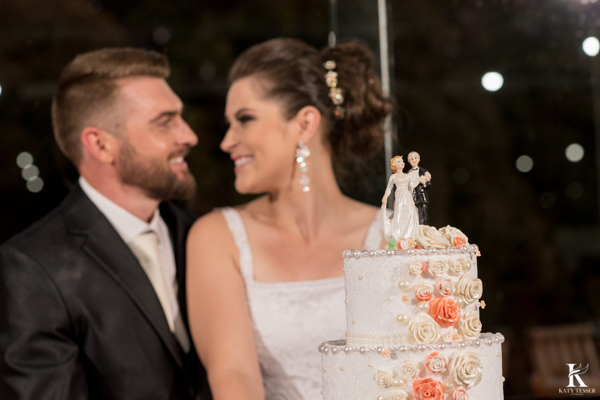 Casamento ao ar livre de dia na cabana manhare em Francisco beltrao parana de Ademir ana Paula as fotos de katy tesser fotografo no corte de bolo decorado