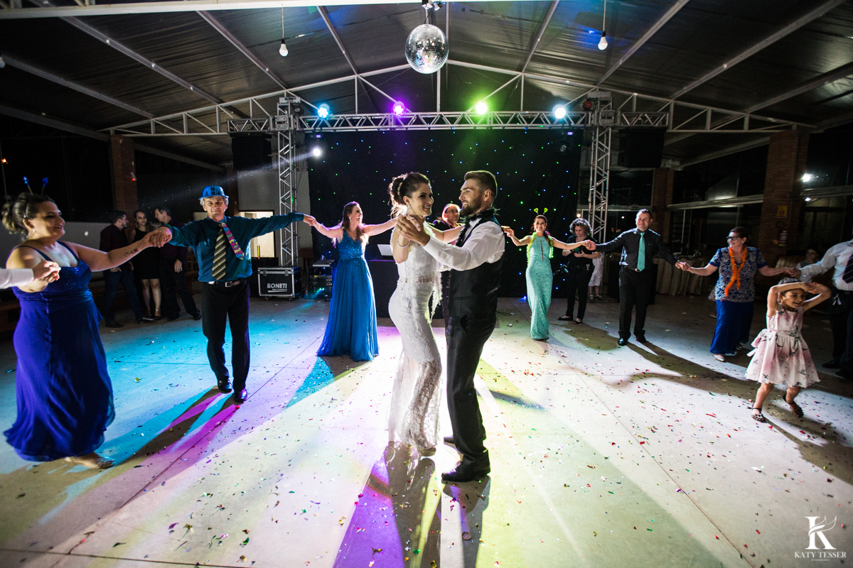 Casamento ao ar livre de dia na cabana manhare em Francisco beltrao parana de Ademir ana Paula as fotos de katy tesser fotografo na valsa dos noivos com os padrinhos na pista de dança