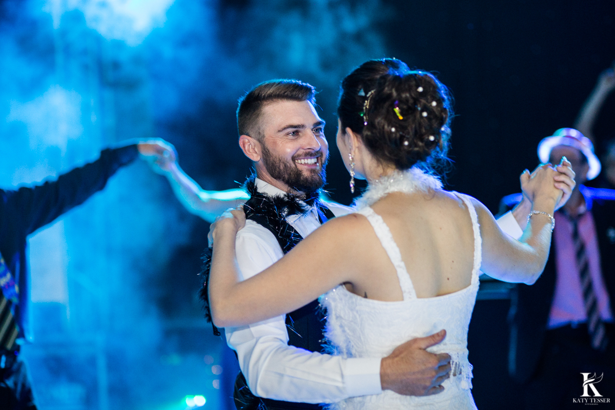 Casamento ao ar livre de dia na cabana manhare em Francisco beltrao parana de Ademir ana Paula as fotos de katy tesser fotografo na valsa dos noivos