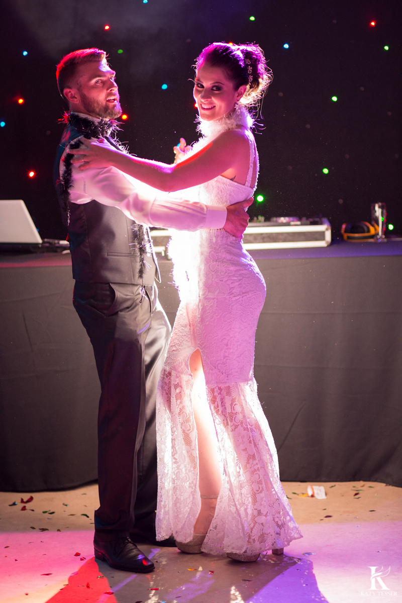 Casamento ao ar livre de dia na cabana manhare em Francisco beltrao parana de Ademir ana Paula as fotos de katy tesser fotografo na valsa coreografada dos noivos