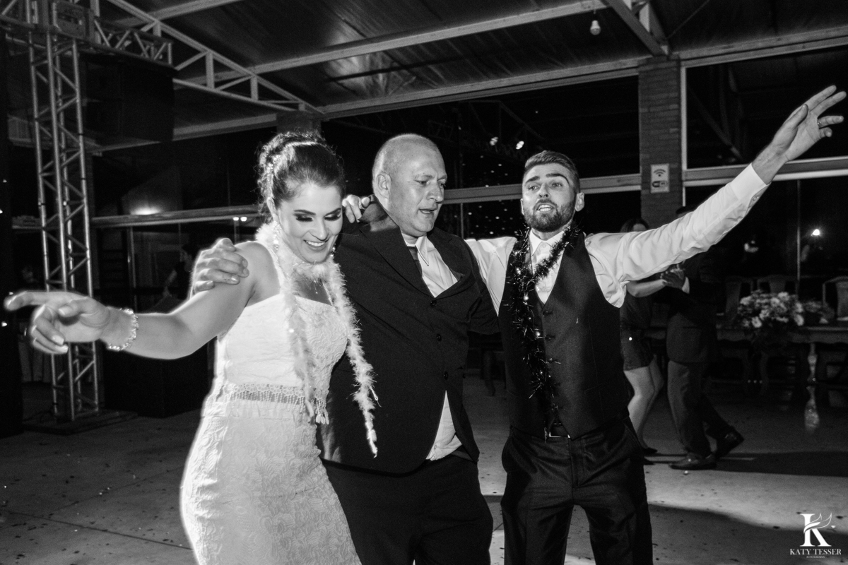 Casamento ao ar livre de dia na cabana manhare em Francisco beltrao parana de Ademir ana Paula as fotos de katy tesser fotografo dançando com o pai da noiva