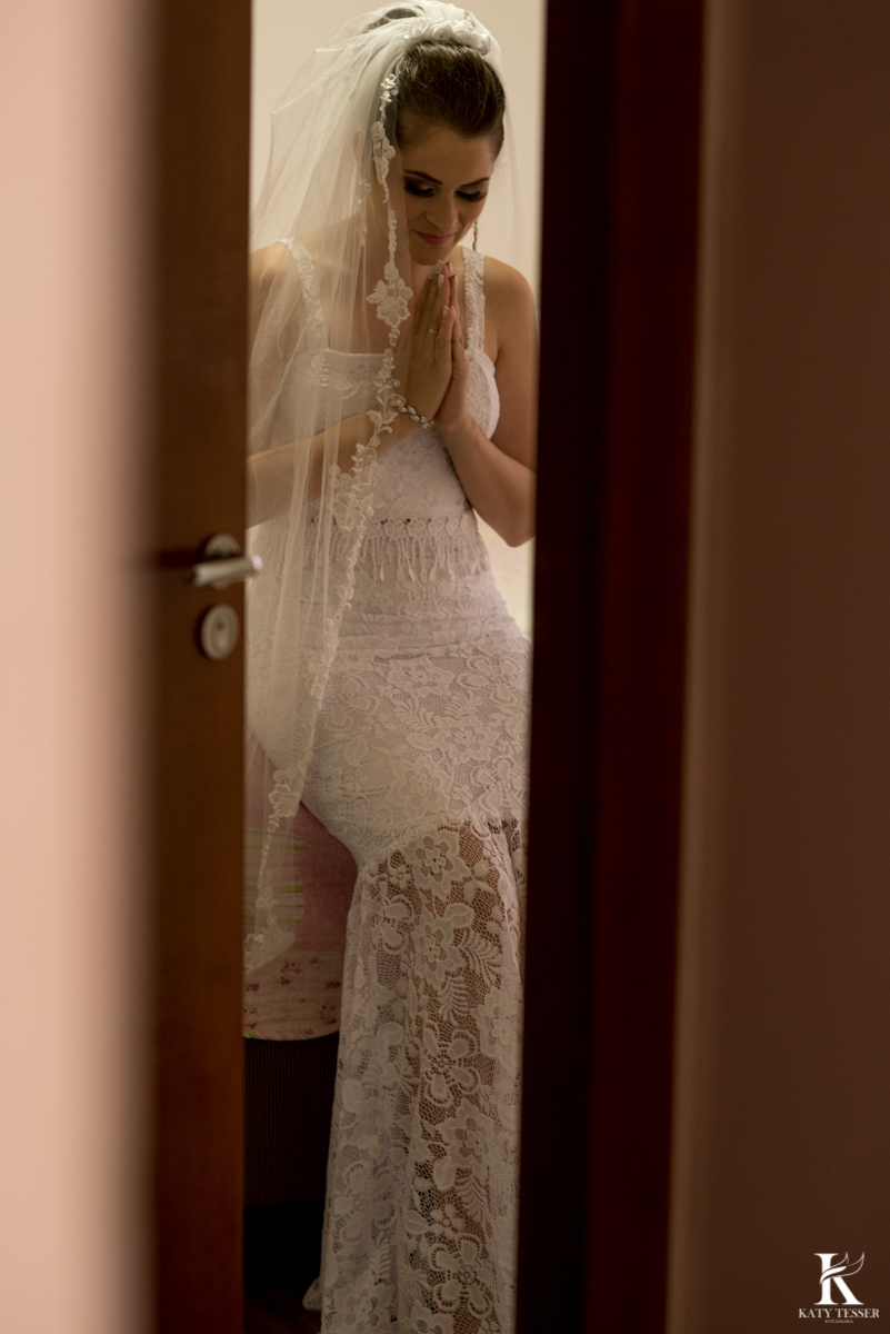 Casamento ao ar livre de dia na cabana manhare em Francisco beltrao parana de Ademir ana Paula as fotos de katy tesser fotografo making of da noiva vestida