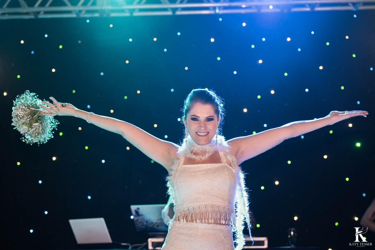 Casamento ao ar livre de dia na cabana manhare em Francisco beltrao parana de Ademir ana Paula as fotos de katy tesser fotografo a noiva jogando o buque
