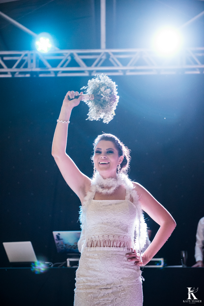 Casamento ao ar livre de dia na cabana manhare em Francisco beltrao parana de Ademir ana Paula as fotos de katy tesser fotografo jogando o buque