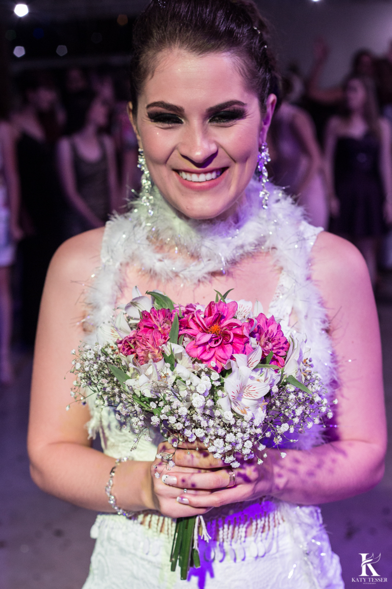 Casamento ao ar livre de dia na cabana manhare em Francisco beltrao parana de Ademir ana Paula as fotos de katy tesser fotografo a noiva com o buque para jogar