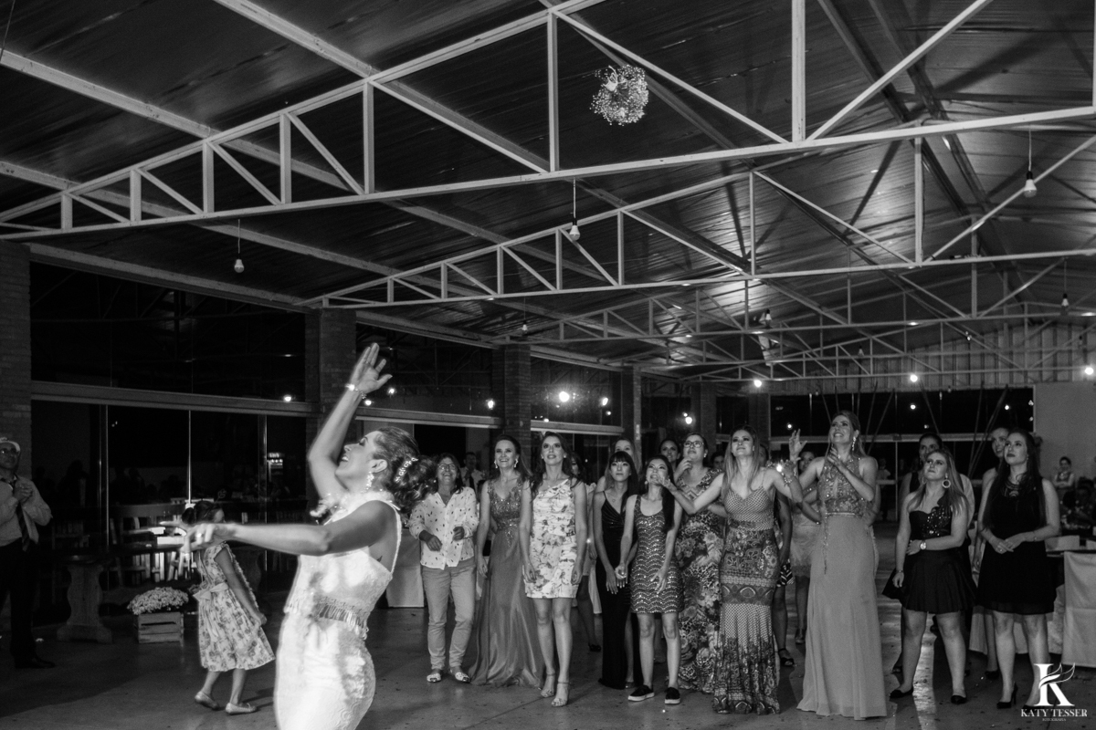 Casamento ao ar livre de dia na cabana manhare em Francisco beltrao parana de Ademir ana Paula as fotos de katy tesser fotografo jogando o buque para as solteiras