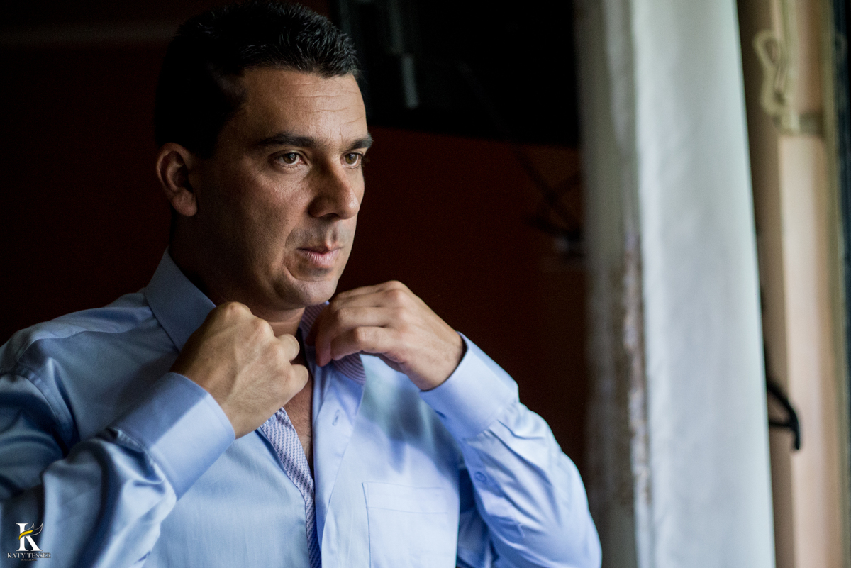 casamento ao livre em francisco beltrão cabanha manhare de thairine e luciano katy tesser fotografa no making of do noivo usando traje gaucho