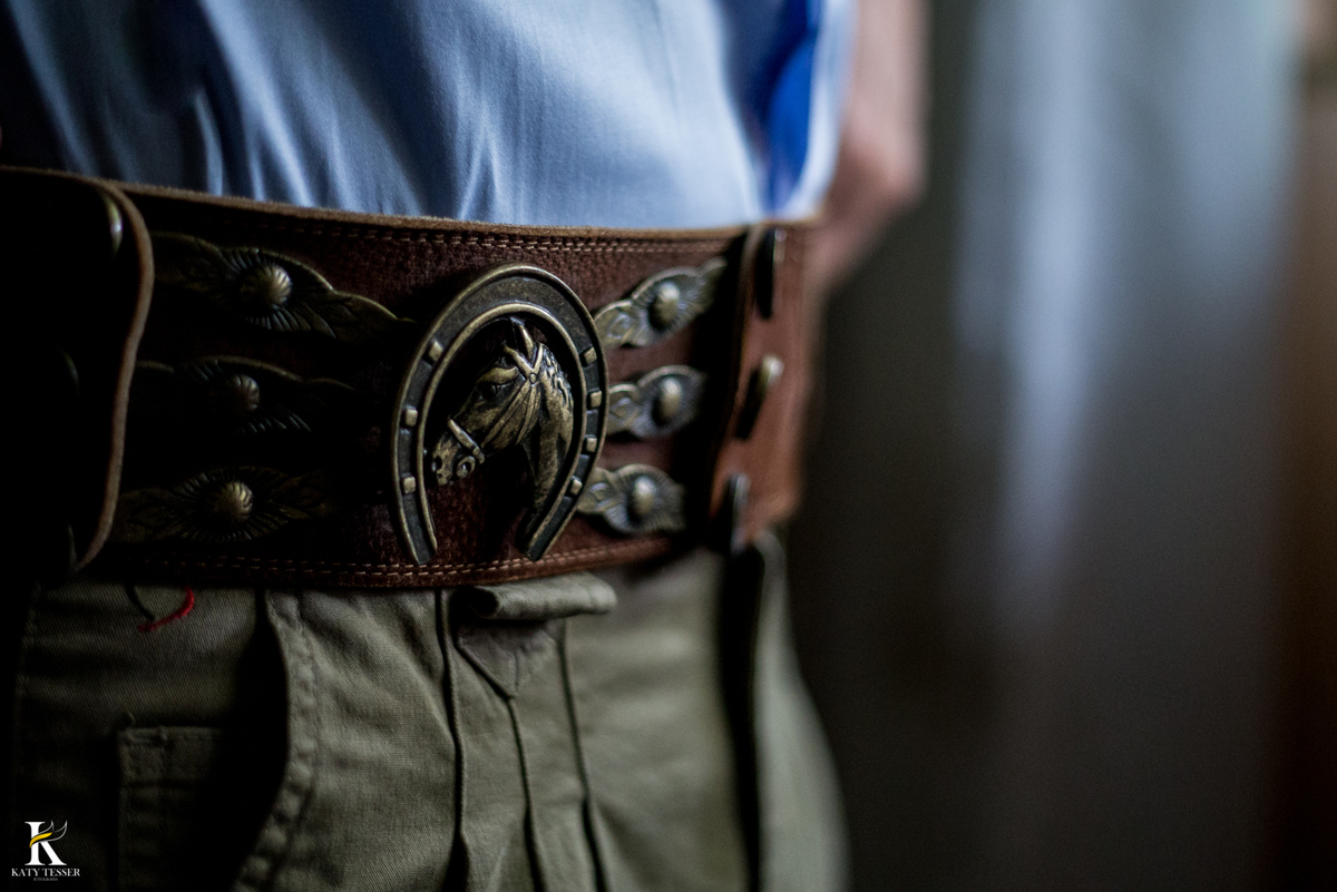 casamento ao livre em francisco beltrão cabanha manhare de thairine e luciano katy tesser fotografa no making of do noivo usando traje gaucho