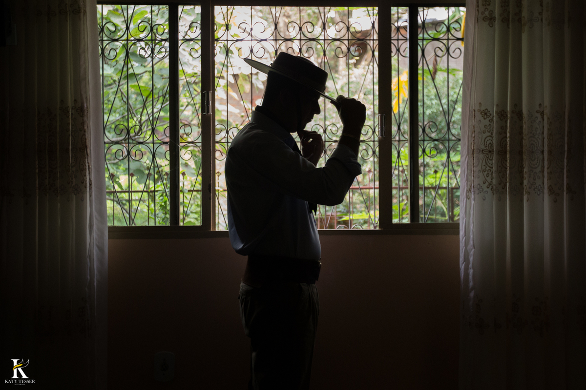 casamento ao livre em francisco beltrão cabanha manhare de thairine e luciano katy tesser fotografa no making of do noivo usando traje gaucho
