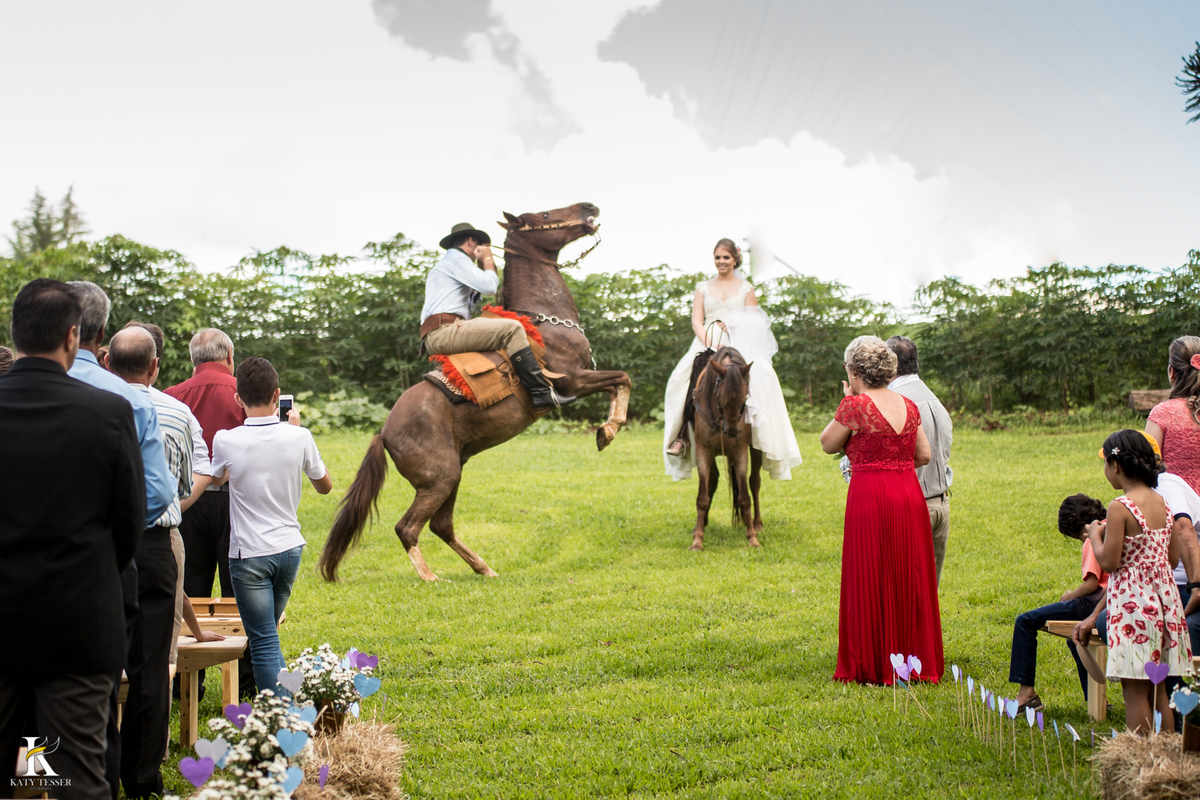 casamento ao livre em francisco beltrão cabanha manhare de thairine e luciano katy tesser fotografa os noivos chegando a cabalo