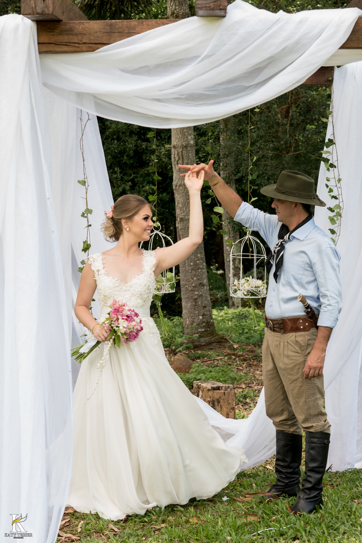 casamento ao livre em francisco beltrão cabanha manhare de thairine e luciano katy tesser fotografa na sessão de fotos dos noivos com vestido de noiva e buquet