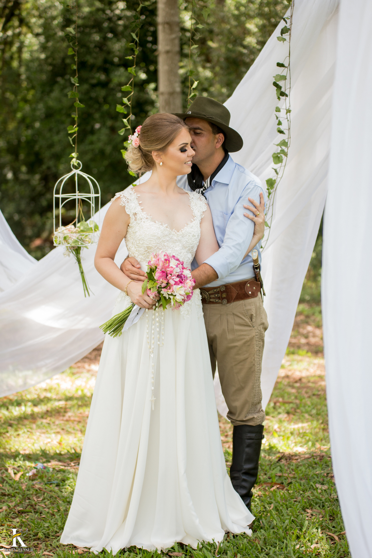 casamento ao livre em francisco beltrão cabanha manhare de thairine e luciano katy tesser fotografa na sessão de fotos dos noivos com vestido de noiva e buquet