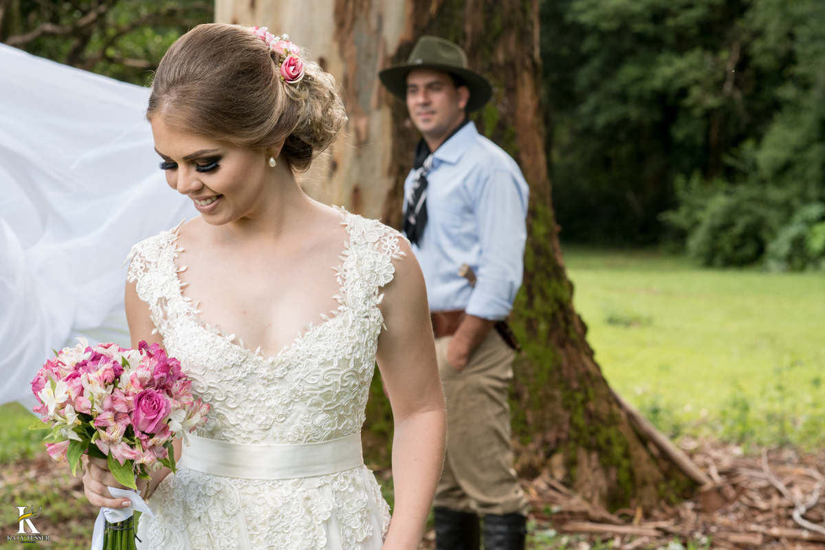 casamento ao livre em francisco beltrão cabanha manhare de thairine e luciano katy tesser fotografa na sessão de fotos dos noivos com vestido de noiva e buquet