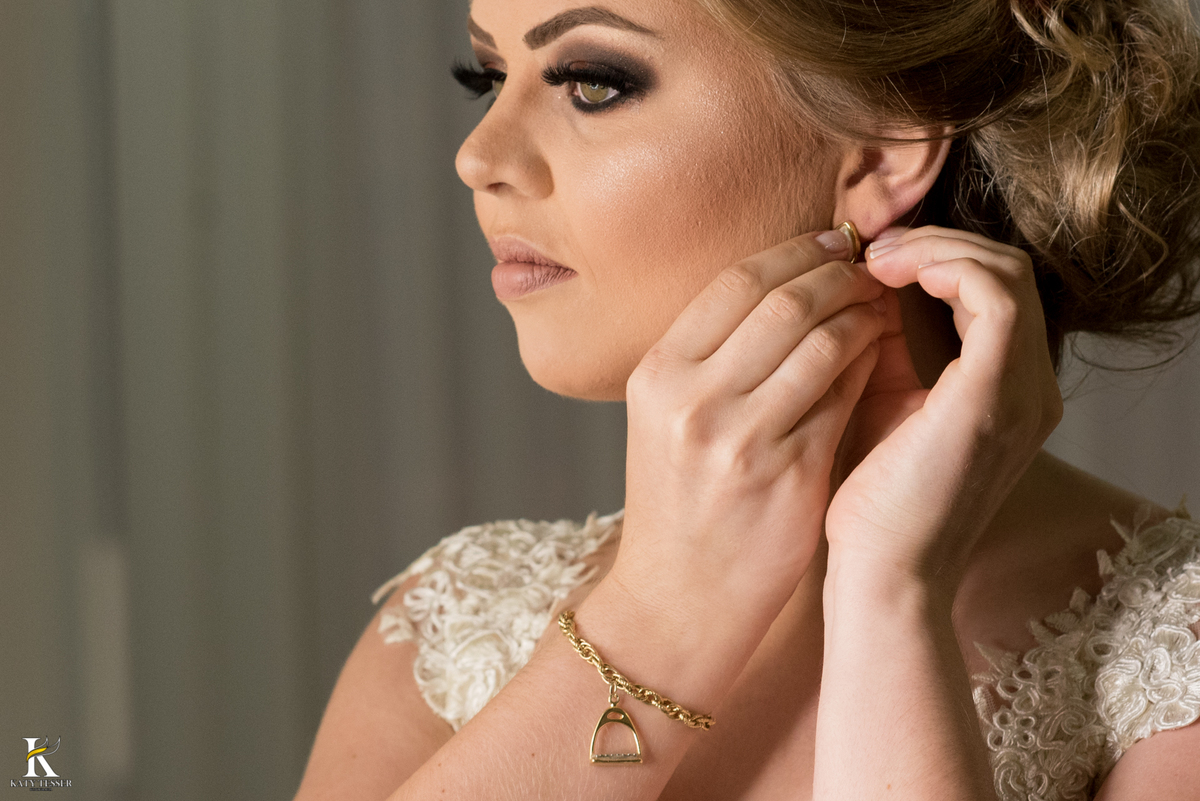 casamento ao livre em francisco beltrão cabanha manhare de thairine e luciano katy tesser fotografa no makin of da noiva junto com a mae da noiva, ela usando o vestido de noiva nas fotos da novia com as joias