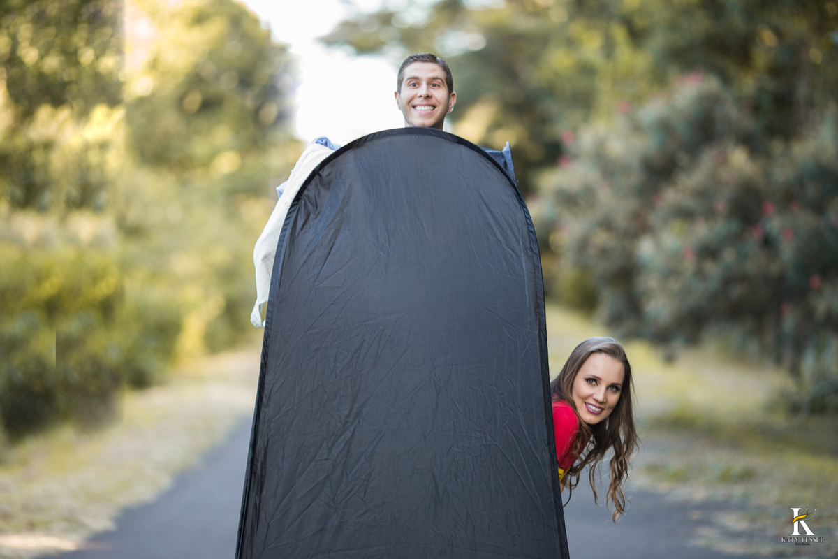 sessão pre casamento ou pre wedding de talita e paulo em são jorge do oeste no centro de eventos na beira do lago e em seguida os noivos foram para quedas do iguaçu ela de vestido e tiara de flores com o registro de katy tesser fotografa