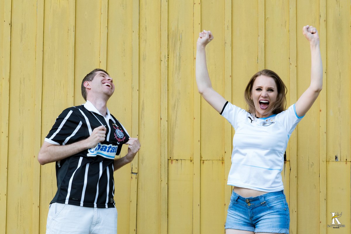 sessão pre casamento ou pre wedding de talita e paulo em são jorge do oeste no centro de eventos na beira do lago e em seguida os noivos foram para quedas do iguaçu ela de vestido e tiara de flores com o registro de katy tesser fotografa