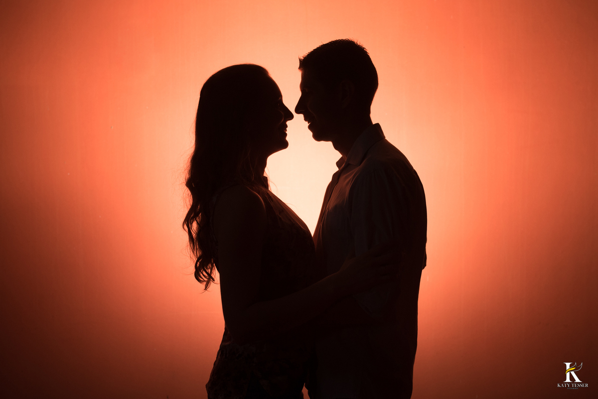 sessão pre casamento ou pre wedding de talita e paulo em são jorge do oeste no centro de eventos na beira do lago e em seguida os noivos foram para quedas do iguaçu ela de vestido e tiara de flores com o registro de katy tesser fotografa