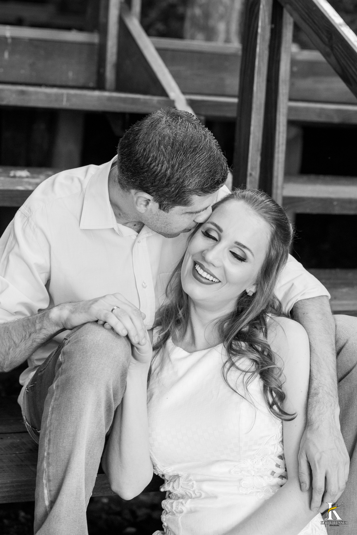 sessão pre casamento ou pre wedding de talita e paulo em são jorge do oeste no centro de eventos na beira do lago e em seguida os noivos foram para quedas do iguaçu ela de vestido e tiara de flores com o registro de katy tesser fotografa