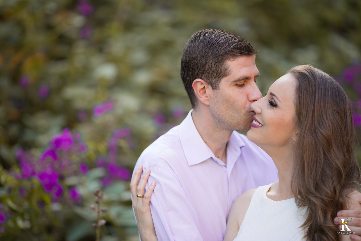 sessão pre casamento ou pre wedding de talita e paulo em são jorge do oeste no centro de eventos na beira do lago e em seguida os noivos foram para quedas do iguaçu ela de vestido e tiara de flores com o registro de katy tesser fotografa