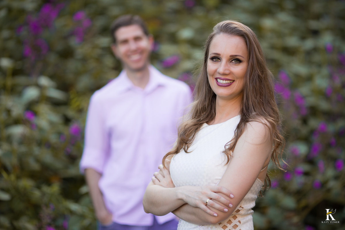 sessão pre casamento ou pre wedding de talita e paulo em são jorge do oeste no centro de eventos na beira do lago e em seguida os noivos foram para quedas do iguaçu ela de vestido e tiara de flores com o registro de katy tesser fotografa