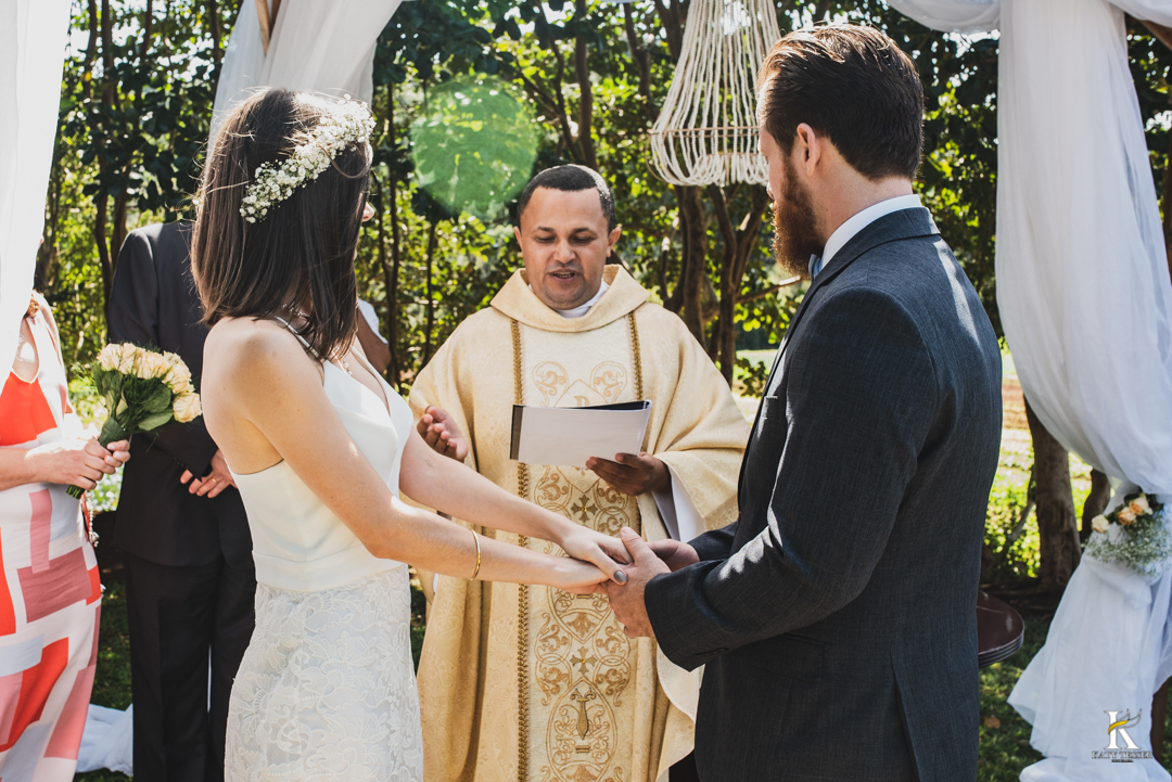 casamento intimo miniwedding de otavio de analu ao ar livre o noivo usando terno com gravata borboleta e a noiva com vestido de alca e tiara de flores na cabeça o buque de rosas amarelas com o registro fotografico por katy tesser fotografo no parana