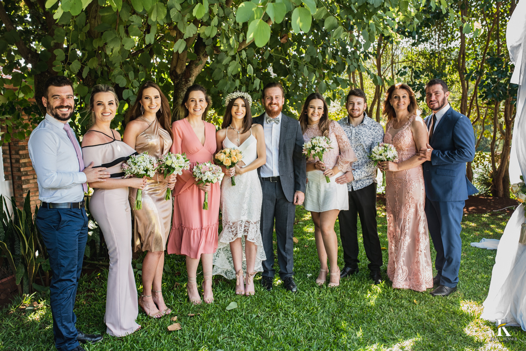 casamento intimo miniwedding de otavio de analu ao ar livre o noivo usando terno com gravata borboleta e a noiva com vestido de alca e tiara de flores na cabeça o buque de rosas amarelas com o registro fotografico por katy tesser fotografo no parana