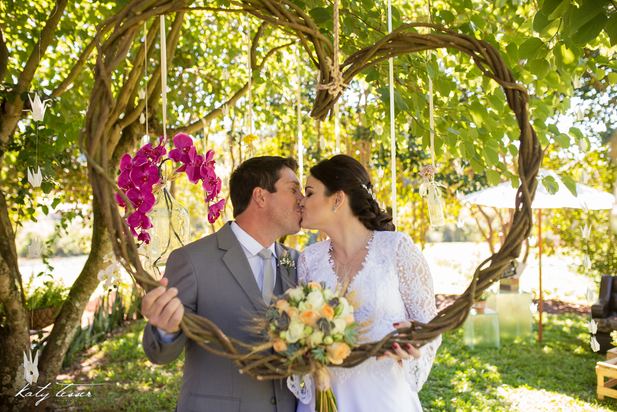 katy tesser,katy tesser fotografa,fotografa de casamento,casamento de dia,wedding,casamento de dia,casamento Mariana e marcos, decoração, buque, vestido de noiva, noivo, terno do noivo, pajens, casamento pato branco, casamento coronel vivida