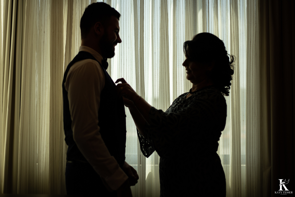 casamento mini wedding e cerimonia intima de andré e barbara em coronel vivida parana katy tesser melhor fotografo de casamento parana making fo d noivo no hotel com os pais usando terno azul e gravata borboleta