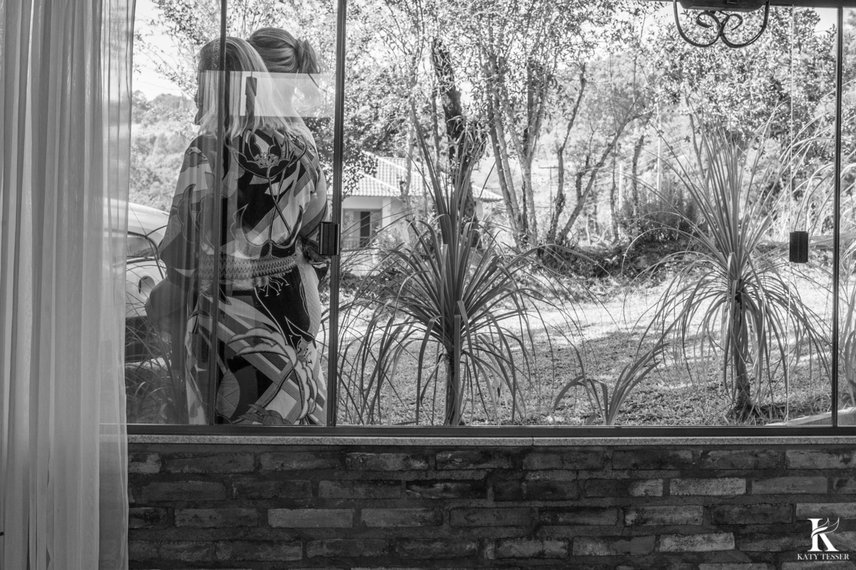 casamento mini wedding e cerimonia intima de andré e barbara em coronel vivida parana katy tesser melhor fotografo de casamento parana entrada da noiva com os pais