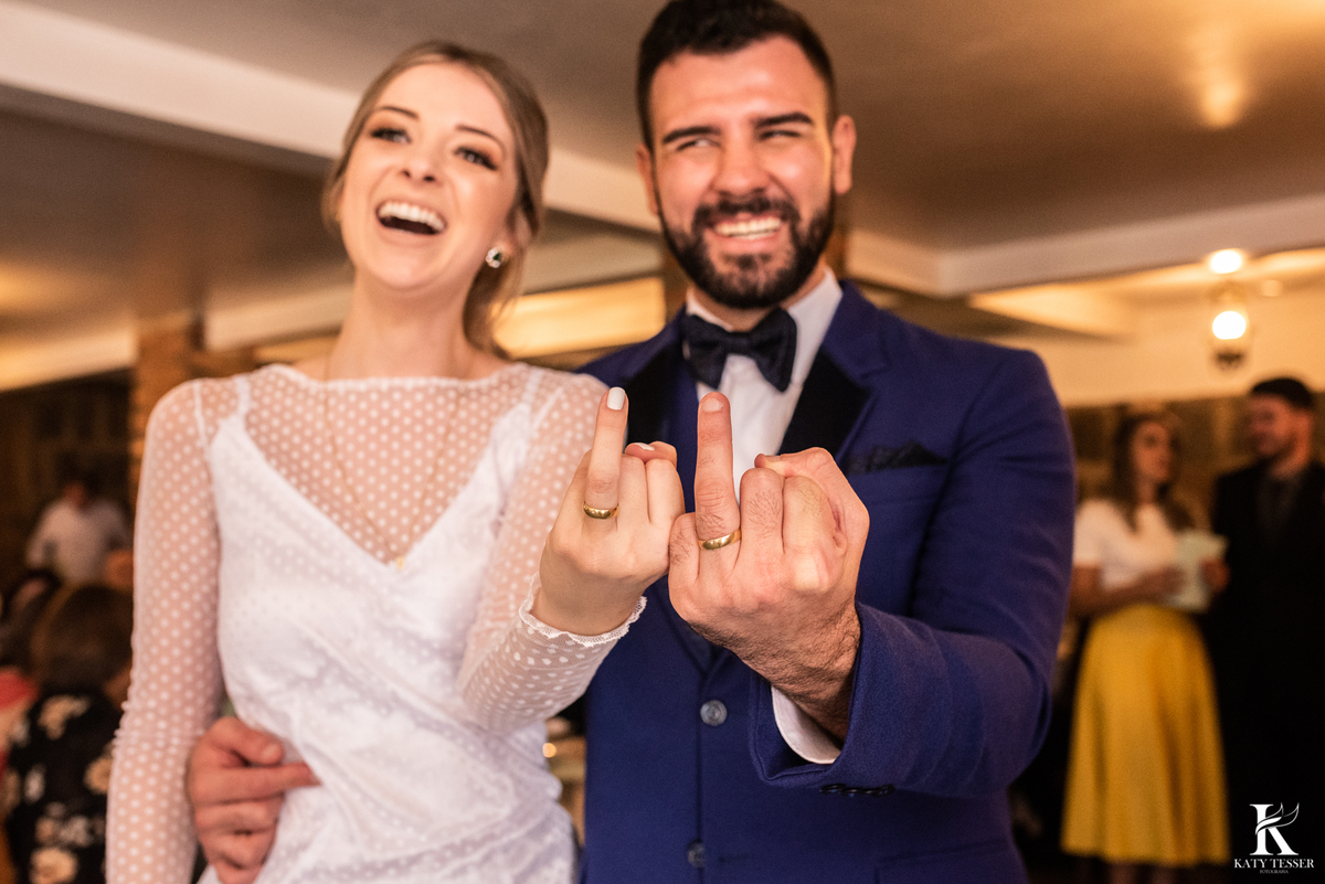 casamento mini wedding e cerimonia intima de andré e barbara em coronel vivida parana katy tesser melhor fotografo de casamento parana noivo mostrando as alianças descontraídos 
