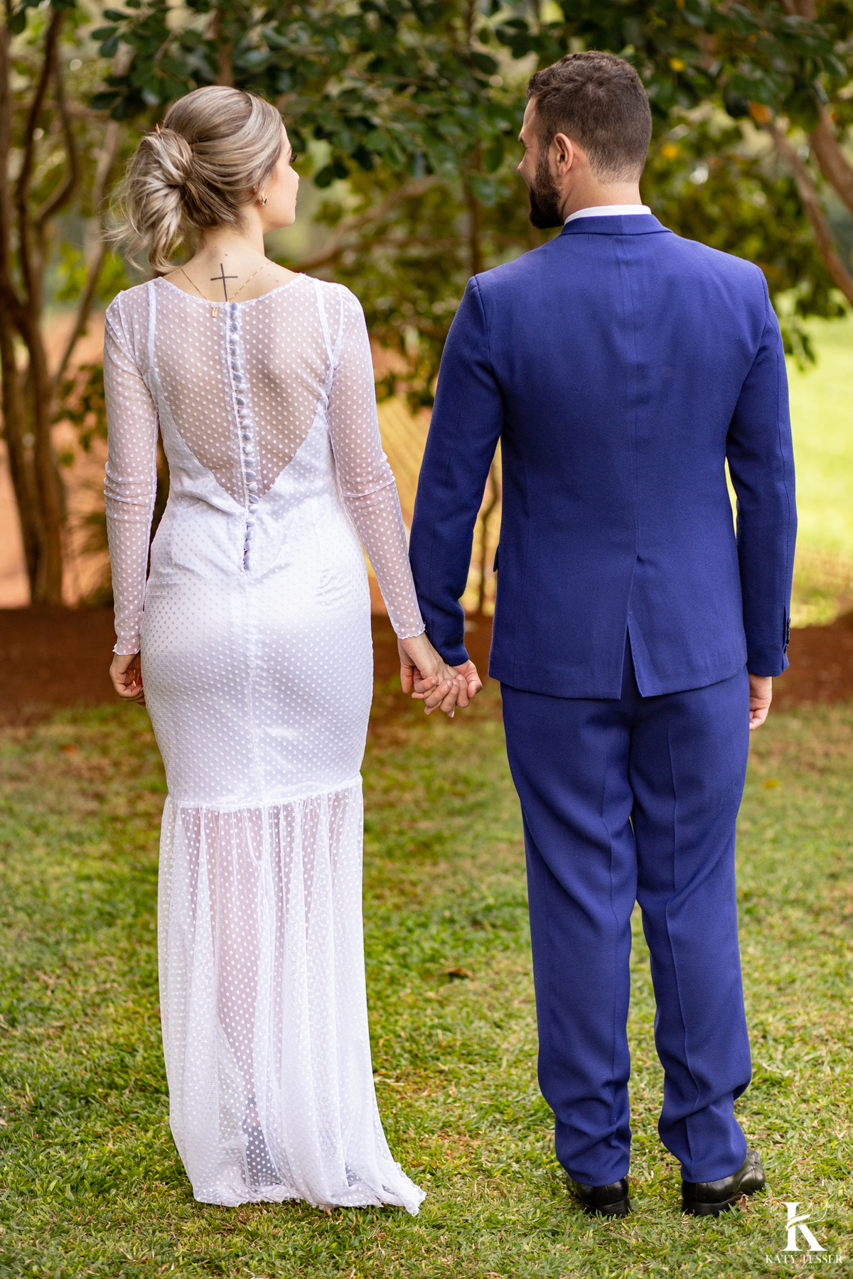 casamento mini wedding e cerimonia intima de andré e barbara em coronel vivida parana katy tesser melhor fotografo de casamento parana sessão de fotos dos noivos ao ar livre de dia mini wedding intimo traje do noivo azul com gravata borboleta