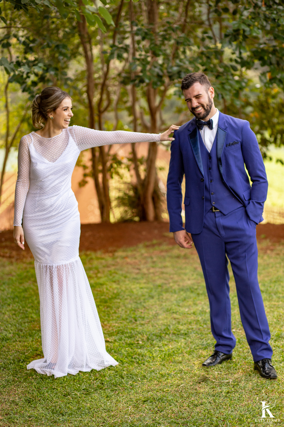 casamento mini wedding e cerimonia intima de andré e barbara em coronel vivida parana katy tesser melhor fotografo de casamento parana sessão de fotos dos noivos ao ar livre de dia mini wedding intimo traje do noivo azul com gravata borboleta