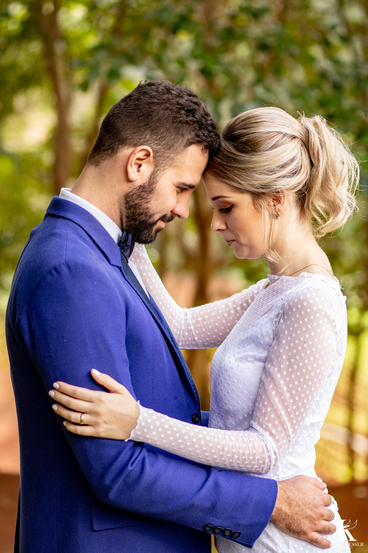 casamento mini wedding e cerimonia intima de andré e barbara em coronel vivida parana katy tesser melhor fotografo de casamento parana sessão de fotos dos noivos ao ar livre de dia mini wedding intimo traje do noivo azul com gravata borboleta