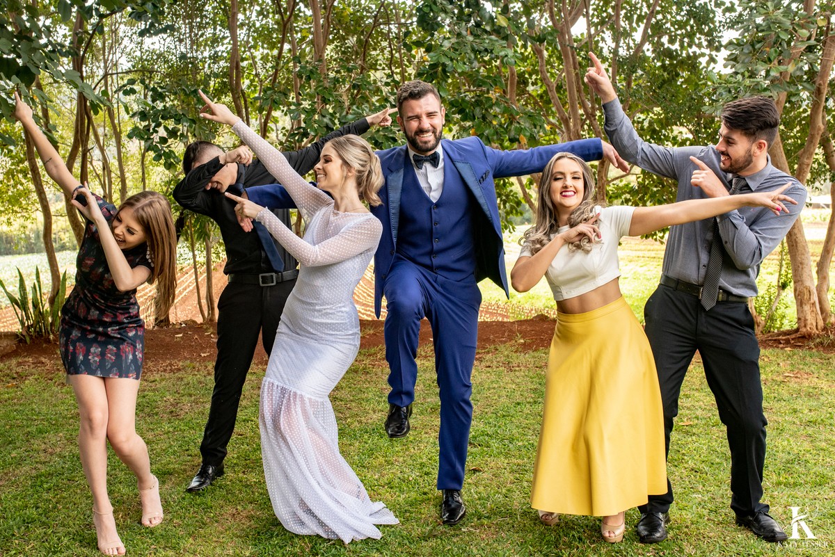 casamento mini wedding e cerimonia intima de andré e barbara em coronel vivida parana katy tesser melhor fotografo de casamento parana foto descontraída com os padrinhos