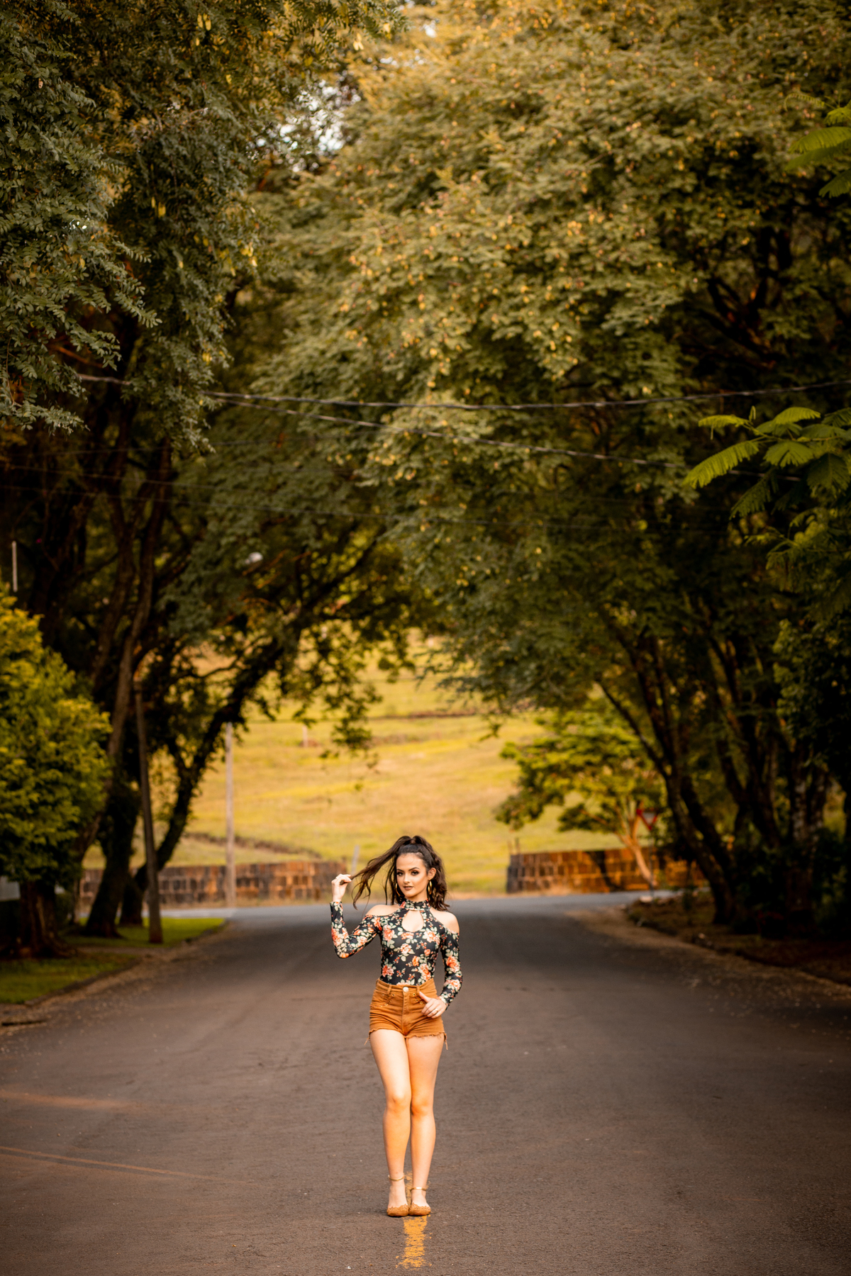 book com sessão de fotos externas ao ar livre de debutantes aniversario de 15 anos de laura em francisco beltrão parana com a familia expontaneas e criativas feitas pelo fotografo katy tesser