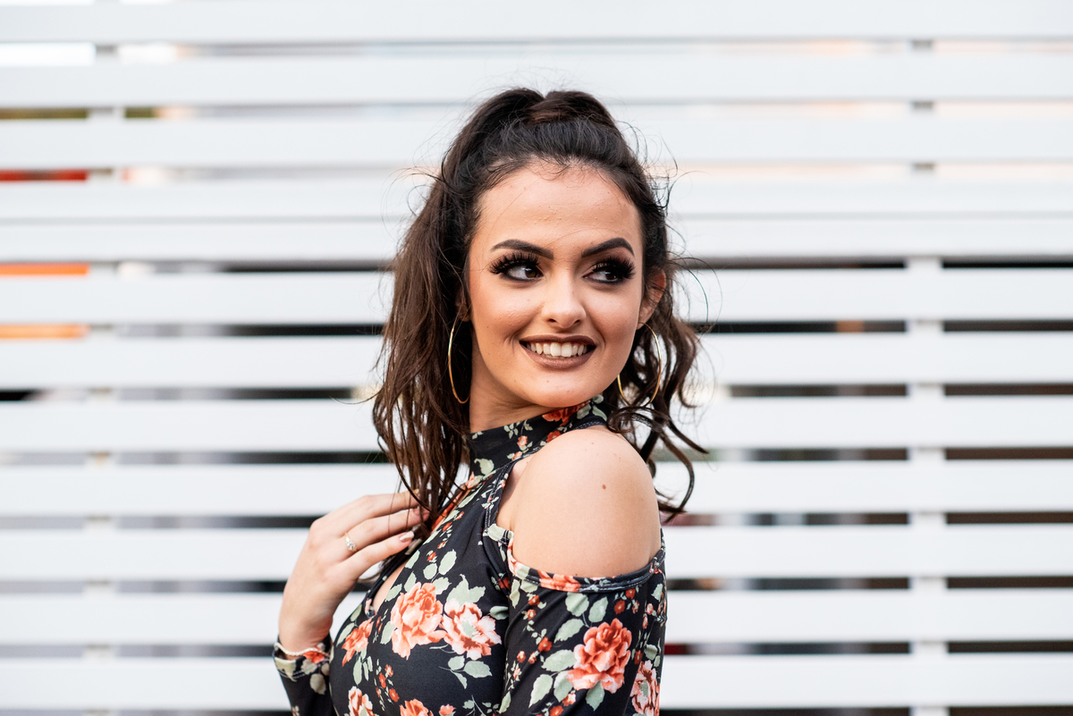 book com sessão de fotos externas ao ar livre de debutantes aniversario de 15 anos de laura em francisco beltrão parana com a familia expontaneas e criativas feitas pelo fotografo katy tesser